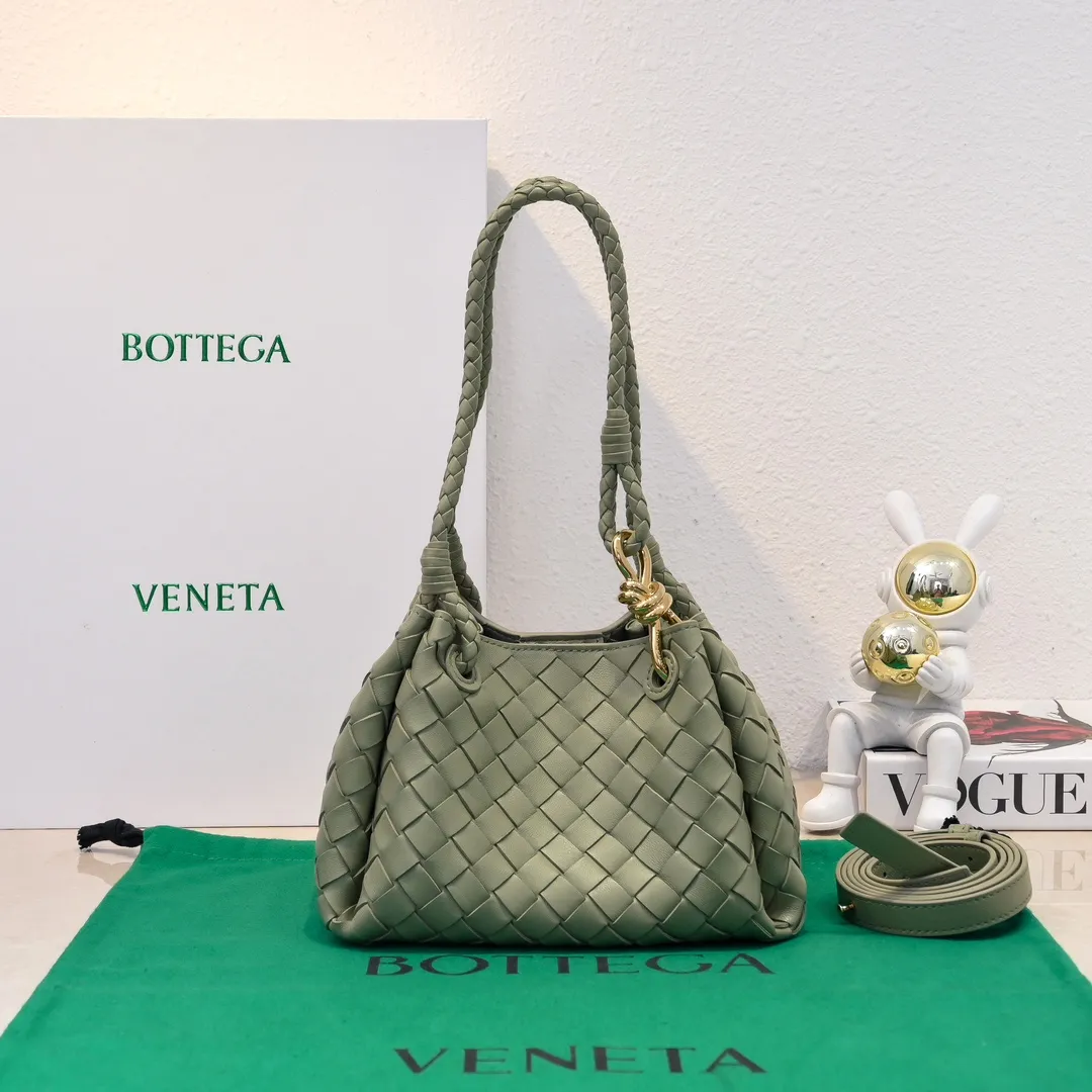 Batch 1760 BV home is new! Andiamo combines Bottega Veneta archives parachute handbags to inherit retro elements and integrate modern trends. The same style as Shu Qi's Beijing Night. It is a continuation of the classic bag. It has three functions: hand carry, shoulder and cross-body. It is embellished with metal brass knot buckles. The capacity of the small one is amazing. It can easily hold sunglasses in a box/small bottle of water/powder powder/charger and other daily necessities when going out. The upper body is versatile. Style number: 6569 Size: 21*17*16.5cm